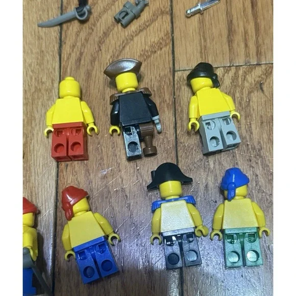 LEGO lot of 8 vintage Pirate minifigures, Imperial. Mixed Lot - Picture 6 of 6